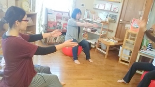 ママの体力作りも大事です♪「バランスボールエクササイズ」ママの自分時間を楽しみましょう♪ ママの体力作りも大事です♪「バランスボールエクササイズ」ママの自分時間を楽しみましょう♪