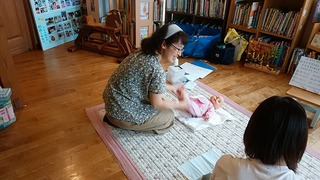 ベビーマッサージ♪月に1回、えほん文庫で開催♪参加の赤ちゃん募集中です♪ ベビーマッサージ♪月に1回、えほん文庫で開催♪参加の赤ちゃん募集中です♪