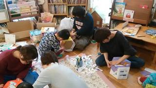 牛乳パックで椅子作り~絵本カバーを利用して~春休みイベント3月21日開催しました♪ 牛乳パックで椅子作り~絵本カバーを利用して~春休みイベント3月21日開催しました♪