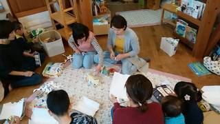 牛乳パックで椅子作り♪絵本のカバーを利用して、オリジナルの椅子を作りませんか?9月1日開催♪ 牛乳パックで椅子作り♪絵本のカバーを利用して、オリジナルの椅子を作りませんか?9月1日開催♪