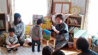 「おはなし会」毎月第4金曜日に開催しています♪ママたちのハンドメイド作品の販売もありますよ♪ 「おはなし会」毎月第4金曜日に開催しています♪ママたちのハンドメイド作品の販売もありますよ♪