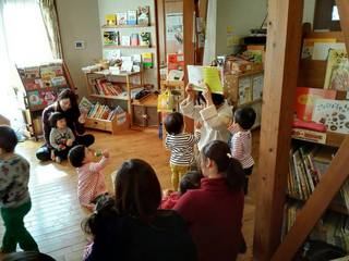生の音楽を親子で体感できる時間「わんぱくリトミック」月に2回、えほん文庫で開催しています♪ 生の音楽を親子で体感できる時間「わんぱくリトミック」月に2回、えほん文庫で開催しています♪