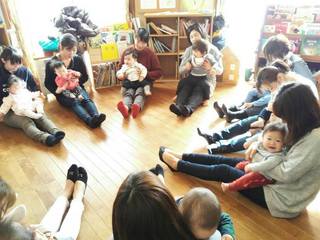 生の音楽を親子で体感できる時間「わんぱくリトミック」月に2回、えほん文庫で開催しています♪ 生の音楽を親子で体感できる時間「わんぱくリトミック」月に2回、えほん文庫で開催しています♪