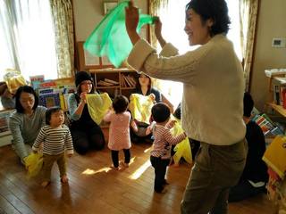 生の音楽を親子で体感できる時間「わんぱくリトミック」月に2回、えほん文庫で開催しています♪ 生の音楽を親子で体感できる時間「わんぱくリトミック」月に2回、えほん文庫で開催しています♪