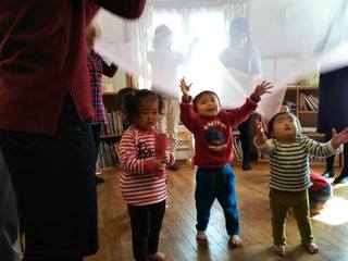 生の音楽を親子で体感できる時間「わんぱくリトミック」月に2回、えほん文庫で開催しています♪ 生の音楽を親子で体感できる時間「わんぱくリトミック」月に2回、えほん文庫で開催しています♪