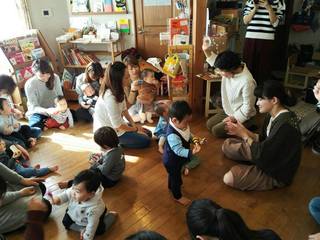 生の音楽を親子で体感できる時間「わんぱくリトミック」月に2回、えほん文庫で開催しています♪ 生の音楽を親子で体感できる時間「わんぱくリトミック」月に2回、えほん文庫で開催しています♪