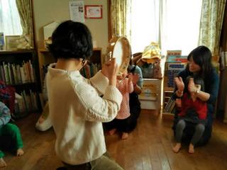 生の音楽を親子で体感できる時間「わんぱくリトミック」月に2回、えほん文庫で開催しています♪ 生の音楽を親子で体感できる時間「わんぱくリトミック」月に2回、えほん文庫で開催しています♪