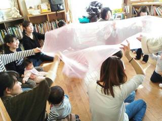 生の音楽を親子で体感できる時間「わんぱくリトミック」月に2回、えほん文庫で開催しています♪ 生の音楽を親子で体感できる時間「わんぱくリトミック」月に2回、えほん文庫で開催しています♪