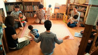 えほん文庫のわらべうた遊びの会は、あったかい時間です♡7月3日(月)開催♫ えほん文庫のわらべうた遊びの会は、あったかい時間です♡7月3日(月)開催♫