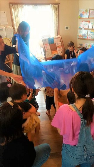 わんぱくリトミック♪永塚先生の声は、”鈴がなる~”という表現がふさわしいような、透き通った声なんです♪ わんぱくリトミック♪永塚先生の声は、”鈴がなる~”という表現がふさわしいような、透き通った声なんです♪
