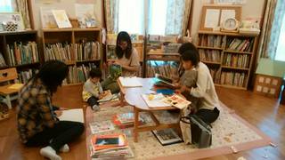 オンライン&リアルで開講「読み聞かせ養成講座」「読み聞かせボランティアの絵本講座」絵本作家:北島多江子先生の講座です♪ オンライン&リアルで開講「読み聞かせ養成講座」「読み聞かせボランティアの絵本講座」絵本作家:北島多江子先生の講座です♪