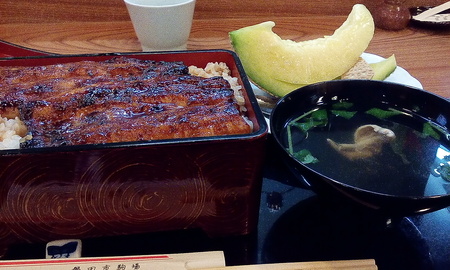 今日は月末ってことで鰻重。 今日は月末ってことで鰻重。