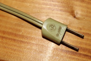 レトロな卓上電気スタンド (古い蛍光灯スタンド・昭和家電製品・宇山あゆみ) レトロな卓上電気スタンド (古い蛍光灯スタンド・昭和家電製品・宇山あゆみ)