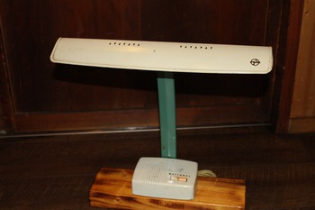レトロな卓上電気スタンド (古い蛍光灯スタンド・昭和家電製品・宇山あゆみ) レトロな卓上電気スタンド (古い蛍光灯スタンド・昭和家電製品・宇山あゆみ)