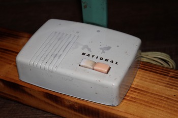 レトロな卓上電気スタンド (古い蛍光灯スタンド・昭和家電製品・宇山あゆみ) レトロな卓上電気スタンド (古い蛍光灯スタンド・昭和家電製品・宇山あゆみ)