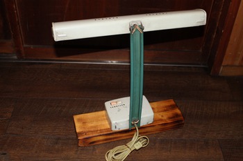 レトロな卓上電気スタンド (古い蛍光灯スタンド・昭和家電製品・宇山あゆみ) レトロな卓上電気スタンド (古い蛍光灯スタンド・昭和家電製品・宇山あゆみ)