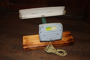 レトロな卓上電気スタンド (古い蛍光灯スタンド・昭和家電製品・宇山あゆみ) レトロな卓上電気スタンド (古い蛍光灯スタンド・昭和家電製品・宇山あゆみ)