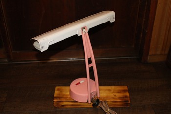 レトロな卓上電気スタンド (古い蛍光灯スタンド・昭和家電製品・宇山あゆみ) レトロな卓上電気スタンド (古い蛍光灯スタンド・昭和家電製品・宇山あゆみ)