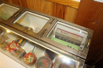 閉店セール④ (駄菓子屋さんのふた付きガラス陳列ケース・お菓子屋さんの古道具・買います) 閉店セール④ (駄菓子屋さんのふた付きガラス陳列ケース・お菓子屋さんの古道具・買います)