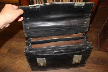 古い手提げカバン (ドクターバッグ・学生カバン・事務カバン・革のトランク・昭和レトロ雑貨・古道具) 古い手提げカバン (ドクターバッグ・学生カバン・事務カバン・革のトランク・昭和レトロ雑貨・古道具)