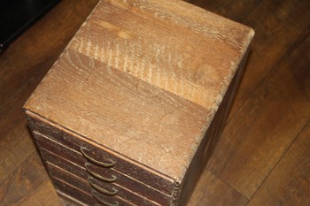 5杯の木製引き出し (古い5段の卓上書類ケース・昭和レトロミニたんす・小物入れ) 5杯の木製引き出し (古い5段の卓上書類ケース・昭和レトロミニたんす・小物入れ)