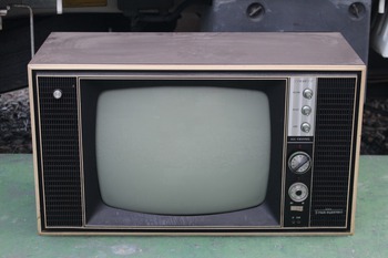 昭和家電製品の買い取り (古いブラウン管テレビ・掃除機・ストーブ・パタパタ時計) 昭和家電製品の買い取り (古いブラウン管テレビ・掃除機・ストーブ・パタパタ時計)