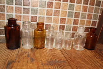 薬品ビン(試薬品ビン)の検査セット (木製小箱入り・ハンディタイプ・小箪笥) 薬品ビン(試薬品ビン)の検査セット (木製小箱入り・ハンディタイプ・小箪笥)