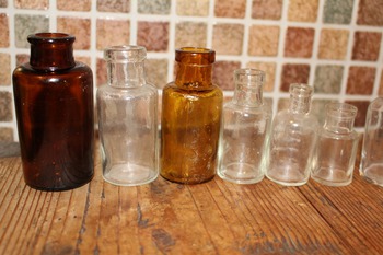 薬品ビン(試薬品ビン)の検査セット (木製小箱入り・ハンディタイプ・小箪笥) 薬品ビン(試薬品ビン)の検査セット (木製小箱入り・ハンディタイプ・小箪笥)