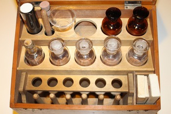 薬品ビン(試薬品ビン)の検査セット (木製小箱入り・ハンディタイプ・小箪笥) 薬品ビン(試薬品ビン)の検査セット (木製小箱入り・ハンディタイプ・小箪笥)