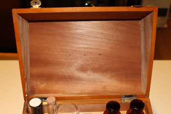 薬品ビン(試薬品ビン)の検査セット (木製小箱入り・ハンディタイプ・小箪笥) 薬品ビン(試薬品ビン)の検査セット (木製小箱入り・ハンディタイプ・小箪笥)