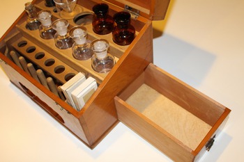 薬品ビン(試薬品ビン)の検査セット (木製小箱入り・ハンディタイプ・小箪笥) 薬品ビン(試薬品ビン)の検査セット (木製小箱入り・ハンディタイプ・小箪笥)