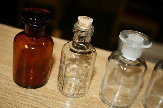 薬品ビン(試薬品ビン)の検査セット (木製小箱入り・ハンディタイプ・小箪笥) 薬品ビン(試薬品ビン)の検査セット (木製小箱入り・ハンディタイプ・小箪笥)