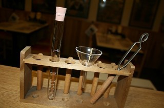 薬品ビン(試薬品ビン)の検査セット (木製小箱入り・ハンディタイプ・小箪笥) 薬品ビン(試薬品ビン)の検査セット (木製小箱入り・ハンディタイプ・小箪笥)