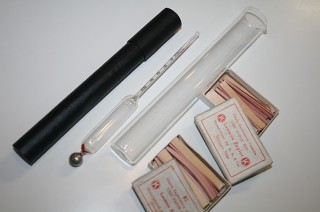 薬品ビン(試薬品ビン)の検査セット (木製小箱入り・ハンディタイプ・小箪笥) 薬品ビン(試薬品ビン)の検査セット (木製小箱入り・ハンディタイプ・小箪笥)