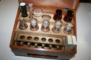 薬品ビン(試薬品ビン)の検査セット (木製小箱入り・ハンディタイプ・小箪笥) 薬品ビン(試薬品ビン)の検査セット (木製小箱入り・ハンディタイプ・小箪笥)