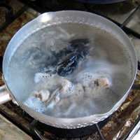 マグロの皮を湯掻く