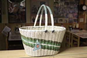レトロな買い物カゴ (昭和レトロ雑貨・古道具・未使用品の籠かご・買い取り) レトロな買い物カゴ (昭和レトロ雑貨・古道具・未使用品の籠かご・買い取り)