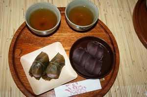 赤福餅と朔日餅(ついたちもち) (伊勢神宮のお参り) 赤福餅と朔日餅(ついたちもち) (伊勢神宮のお参り)