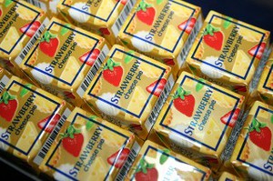 チロルチョコ・ストロベリーチーズパイ チロルチョコ・ストロベリーチーズパイ