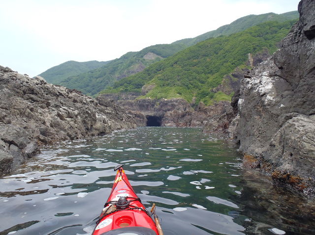 秋田県男鹿半島シーカヤック　洞窟に滝に無人の浜、日本の宝であるシーカヤックフィールド　６月２６日