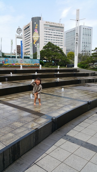 浜松駅で水遊び