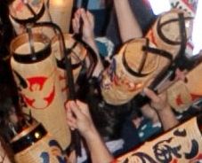 行列の出来るお祭り相談所 提灯の持ち方