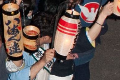 行列の出来るお祭り相談所 提灯の持ち方
