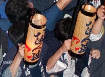 行列の出来るお祭り相談所 提灯の持ち方