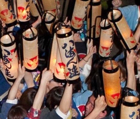 行列の出来るお祭り相談所 提灯の持ち方