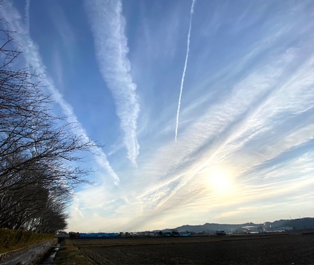 超偶然に見れた綺麗な夕日を車を止めてまであえて撮影!本当はもっともっと見れていた頃と今の時代との差を考える!! 超偶然に見れた綺麗な夕日を車を止めてまであえて撮影!本当はもっともっと見れていた頃と今の時代との差を考える!!