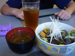 どすごい丼を食べに