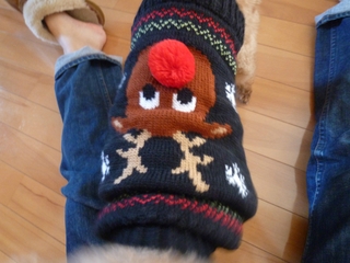 ついに彼女も Ugly Sweater デビューだぞ。 ついに彼女も Ugly Sweater デビューだぞ。
