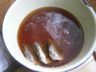 紅茶染めからのコーヒー染め、後に小袋。 紅茶染めからのコーヒー染め、後に小袋。