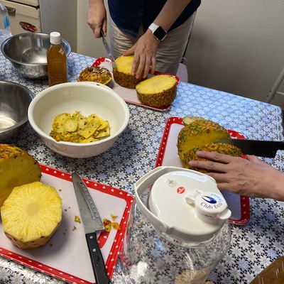 ビタミンカラーのパイナップルで発酵ドリンク作りました ビタミンカラーのパイナップルで発酵ドリンク作りました